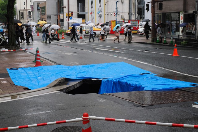 福岡市中央区今泉の道路陥没現場。１０日１４時撮影
