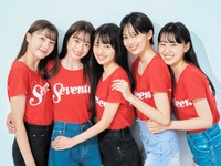 「ミスセブンティーン2021」に選ばれた時の上坂樹里さん（中央）。