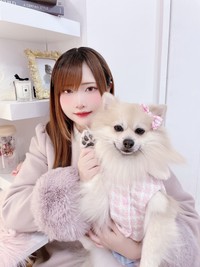 愛犬と写真に収まるすみれおじさん