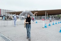 「OMO7大阪 by 星野リゾート」で、万博について案内する下村春日さん。休みの日は会場へ！　今回、“準備”について教えてもらいました（提供）