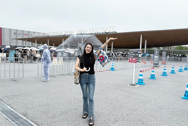 「OMO7大阪 by 星野リゾート」で、万博について案内する下村春日さん。休みの日は会場へ！　今回、“準備”について教えてもらいました（提供）