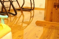  洗濯機のホースが外れ、一面水浸しになったリビング。床には室内の景色が反射していた／子育てみらい共創ラボ あゆみんさん（@ayumin_edulab）提供
