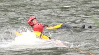 川で流されたら「浮いて待て」　水辺レジャーが増える夏を前に消防と警察が合同救助訓練　岡山・高梁市