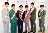 　「ＭＲ　ＯＦ　ＭＲ　ＣＡＭＰＵＳ　ＣＯＮＴＥＳＴ　２０２３」のグランプリに輝いた青山学院大・佐々木崇仁さん（左から３人目）と各賞を受賞した（左から）九州大・大窪謙志郎さん、東洋大・土屋黎さん、（１人置いて）慶応義塾大・片寄翔太さん、中央大・柏木智貴さん、専修大・堀士真之佑さん