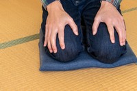 足首で円を作って座ると痺れない※画像はイメージです（木村　亨/stock.adobe.com）