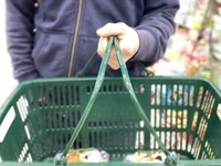 レジ待ちの列で思いがけない出来事が…（photoACより「himawariin」さん撮影、イメージ画像）
