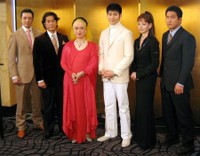 （左から）柄沢次郎、長谷川初範、美輪明宏、木村彰吾、夏樹陽子、大山峻護＝2007年