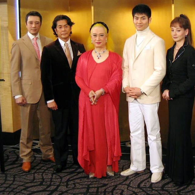 （左から）柄沢次郎、長谷川初範、美輪明宏、木村彰吾、夏樹陽子、大山峻護＝2007年