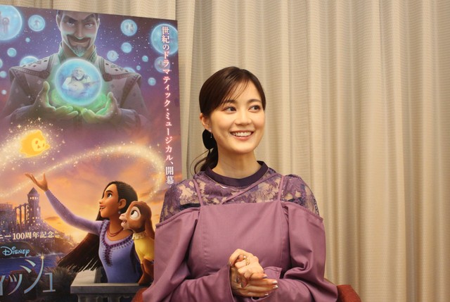 夢だったディズニー映画の吹替について語る生田絵梨花さん＝2023年12月、大阪市内