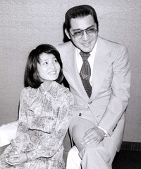 仁科亜季子と婚約会見を行った松方弘樹さん＝1979年