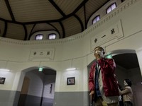 吉野さんが設定したコースをもとにガイドをする元刑務官（2022年2月 筆者撮影）