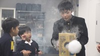 サイエンスショーを披露する高校生