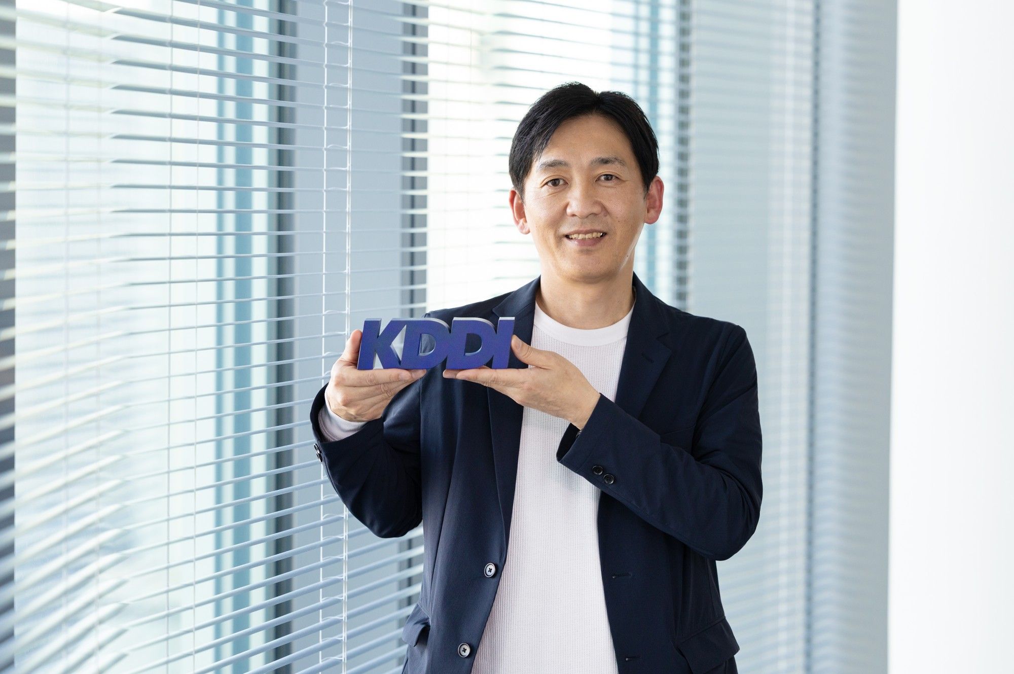 何者('16東宝/アミューズ/電通/ジェイアール東日本企画/朝日新聞社/KDD… au卒業応援サプライズ企画」で生徒たちに何年後も記憶にのこる体験を
