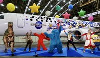 ラプトル（左）やエルモ、クッキーモンスターがスペシャルパフォーマンスでイベントを盛り上げた