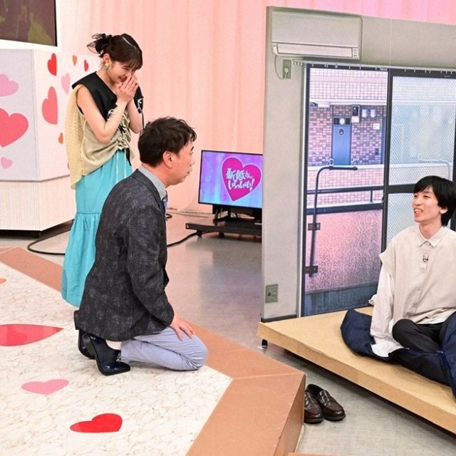 自宅そのままのセットで、同居を始めたころの様子を再現する新婚さんⓒABCテレビ