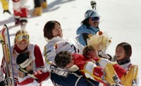 1998年2月、長野五輪フリースタイルスキー女子モーグルで金メダルを獲得し、上村愛子(右)らに胴上げされる里谷多英＝飯綱高原
