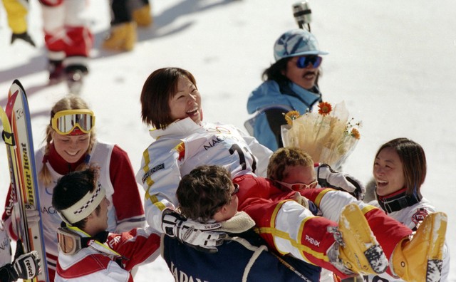 1998年2月、長野五輪フリースタイルスキー女子モーグルで金メダルを獲得し、上村愛子(右)らに胴上げされる里谷多英＝飯綱高原
