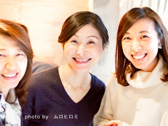 右：支援先団体さんの窓口担当のOさん、大の猫好き。真ん中：総務担当のTさん、ご夫婦で参加してくれています。猫ラバー。左：最近お仲間に加わってくださったSさん。こちらは犬好き