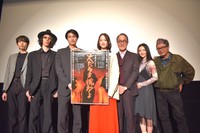 映画「火だるま槐多よ」の舞台挨拶に立つ佐藤寿保監督(右)と佐野史郎(右から３人目)ら出演俳優＝東京・新宿のK’s cinema