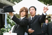 2006年9月に死去した丹波哲郎さんが「Ｇメン'７５」で愛用した帽子を手に、思い出を語る京本政樹（左）と原田大二郎＝東京・青山葬儀所