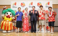 関根一志社長（右から３人目）やフラガールらとともに、「還暦祭」の発表会に登場した「応援大使」の「アルコ＆ピース」（右端の２人）