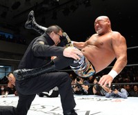 蝶野に閃光魔術を見舞う武藤