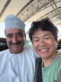 オマーンのタクシー運転手との一枚。この運転手さんはとても親切だったとのこと（木村剛士さん提供）