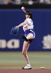 始球式を務める岡田紗佳＝2025年6月20日