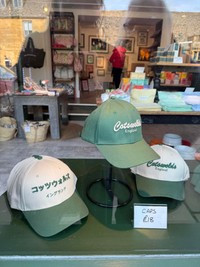 日本語が書かれたキャップ／みえこさん（@mieko.kosodate）提供