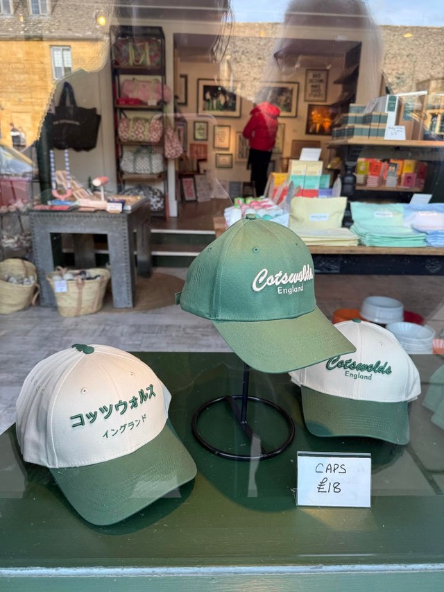 日本語が書かれたキャップ／みえこさん（@mieko.kosodate）提供