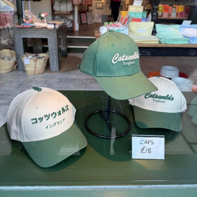 日本語が書かれたキャップ／みえこさん（@mieko.kosodate）提供