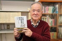 「公衆トイレと糞尿処理の歴史」を出版した山崎達雄さん（京都市上京区）