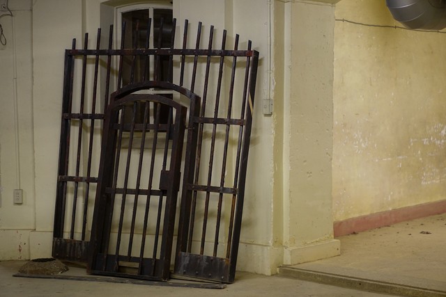 とある映画のセットが地下通路に取り残されていた