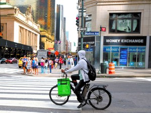 フリーランス新時代　国境越えて仕事を奪い合う時代が来るのか