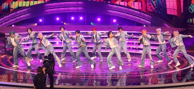 紅白歌合戦で「Love seeker」を披露するJO1＝2024年撮影