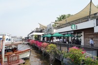 コーヒー店などが立ち並ぶチャオプラヤ川沿いの船着き場