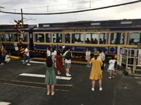 電車が通るたびに記念撮影が繰り返される＝神奈川県鎌倉市内