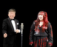 芸歴４０周年の記念公演で、娘のバターぬりえ（右）と親子漫才を披露した村上ショージ＝2016年撮影