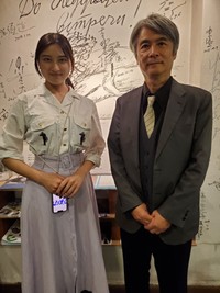 必殺シリーズを知り尽くした作家で映画監督の山田誠二氏（右）と新作の主演女優・奥田萌々＝都内のラピュタ阿佐ヶ谷