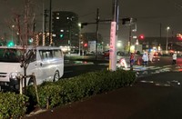 ６０代女性がワンボックスカーにはねられ意識不明　仙台・太白区
