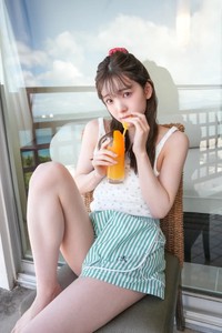 桜井えま1st写真集「あざと未満」（撮影：木村智哉、宝島社）
