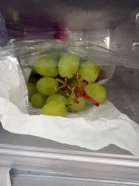翌朝の冷蔵庫のマスカット。袋は開いたまま、4粒食べた跡が…（YoTaさんThreadsより）