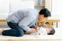 おむつ替えはしても、おむつやおしりふきの管理は妻任せ…　※画像はイメージです（wheeljack@stock.adobe.com）