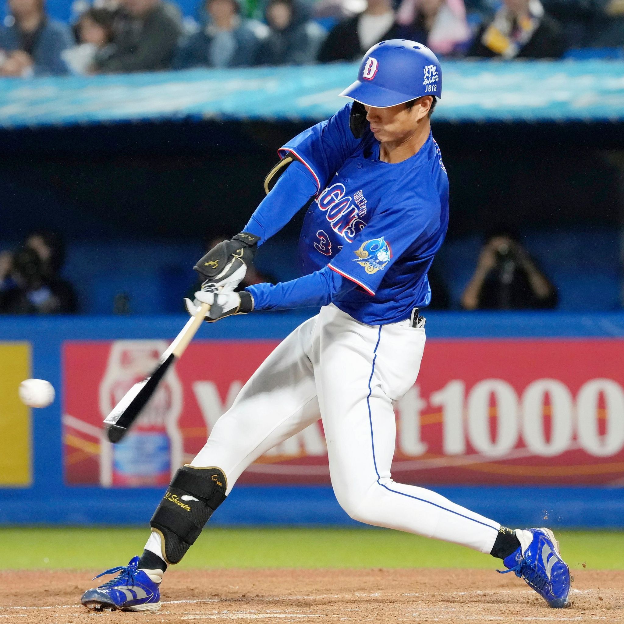 ヤクルト戦でプロ初本塁打初打点となる3ランを放つ中日・森駿＝9月26日、神宮