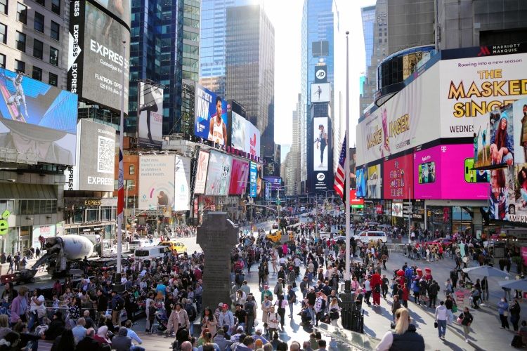 さまざまな人が行き交い、にぎわうタイムズスクエア=2022年10月、ニューヨーク