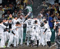 サヨナラ弾を放った森下翔太をウォーターシャワーで出迎える阪神ナイン