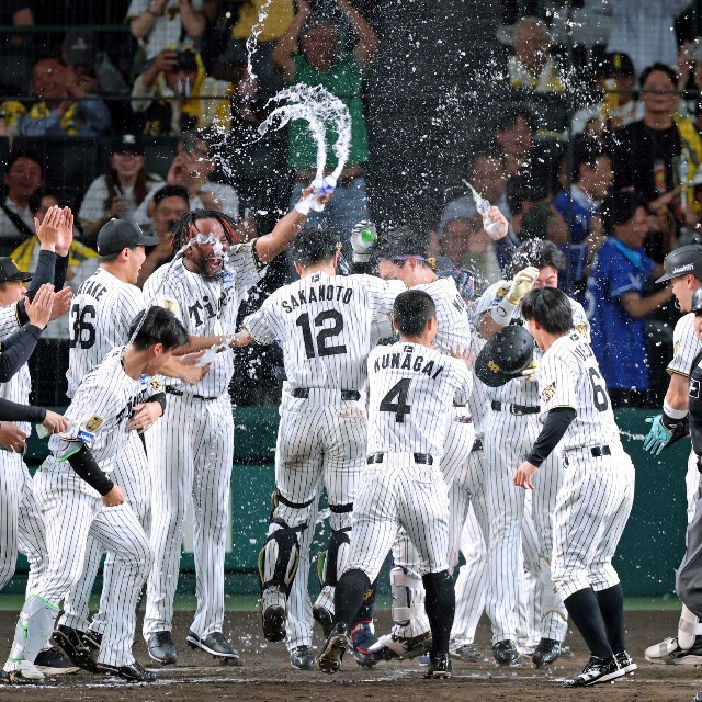 サヨナラ弾を放った森下翔太をウォーターシャワーで出迎える阪神ナイン