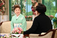 「徹子の部屋」   (右から)黒柳徹子、中村美律子＝テレビ朝日提供