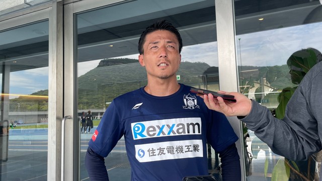 インタビューを受ける江口 直生 主将【カマタマーレ讃岐 提供】
