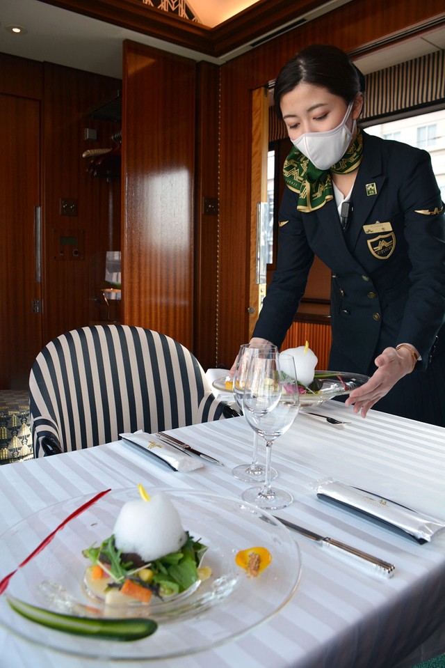 米田さん監修のディナーを個室に運ぶ客室担当（トワイライトエクスプレス瑞風）
